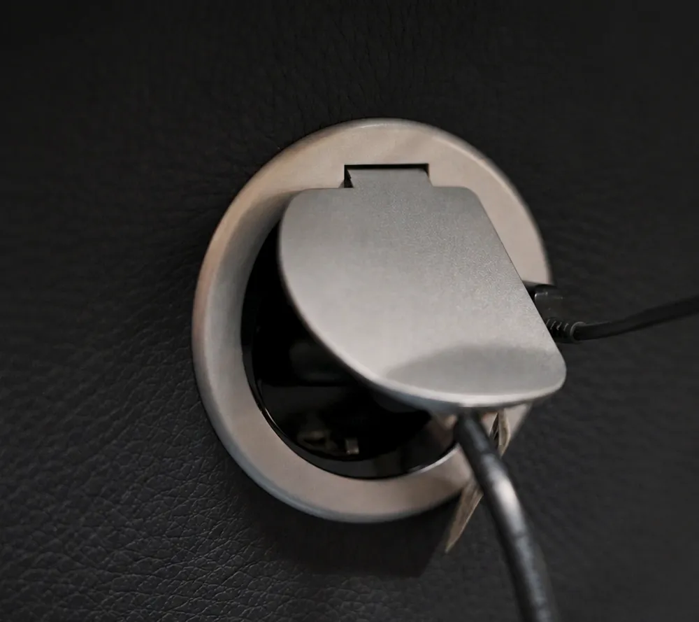 230V in USB polnilec